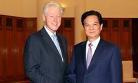 Prime Minister Nguyen Tan Dung receives former US President Bill Clinton